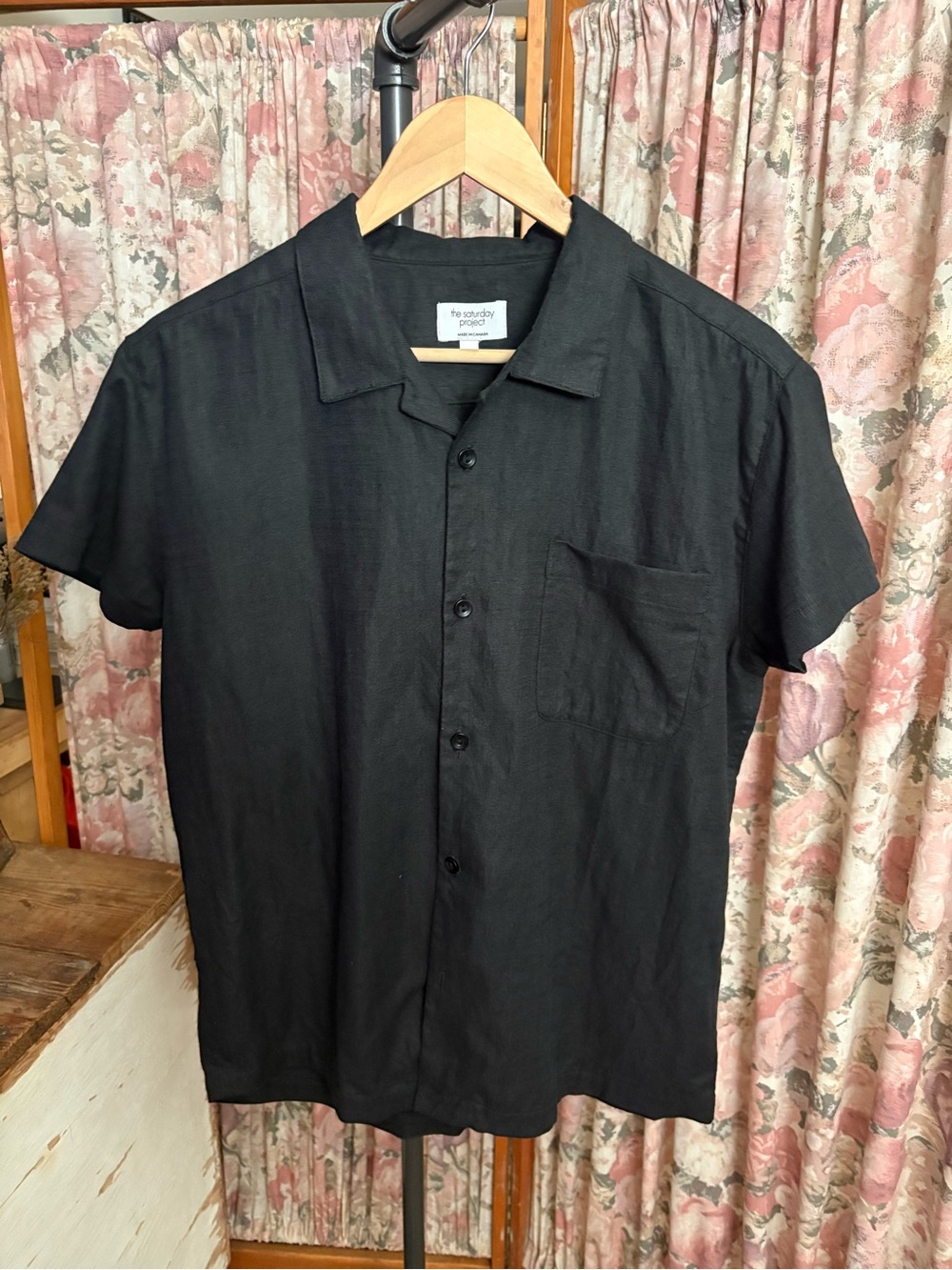 Men’s Black Short-Sleeve Button-Down Shirt
